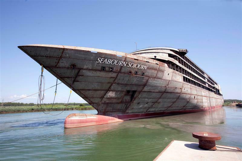 The Seabourn Sojourn hull was built in San Giorgio di Nogaro (northeast Italy) followed the same steps as the first ship, but she has been towed to Genova in a more advanced stage of construction, including the main superstructures and her characteristic shape.