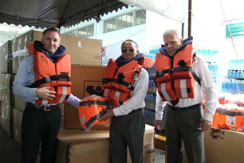 Morten Halfdan Petersen, Managing Director of VIKING Thailand, hands over more than 400 lifejackets to Dr. Amnat Barlee of the Thai Red Cross Society in the presence of Danish Ambassador Michael Hemniti Winther