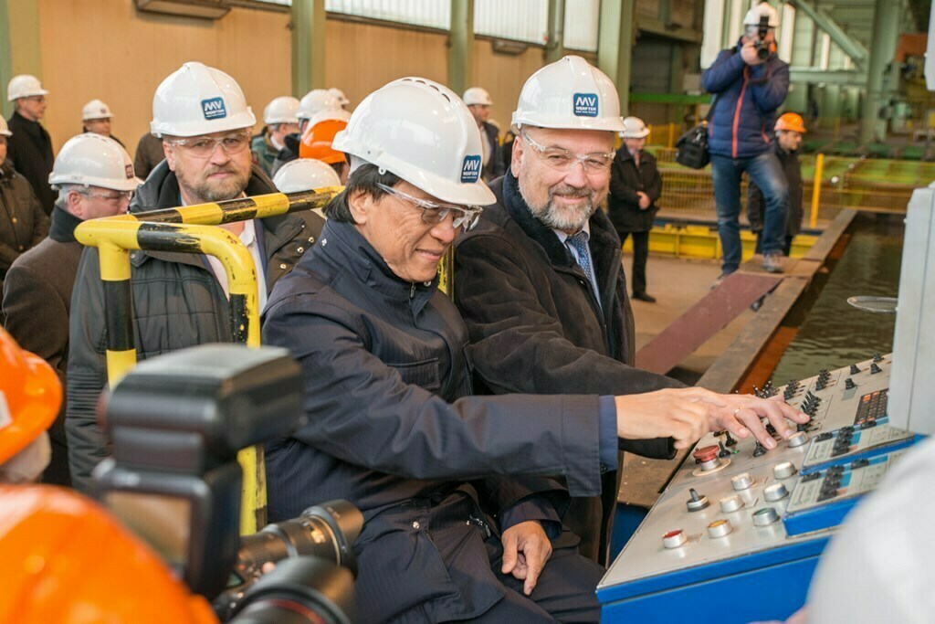 Genting Executive Chairman & Mecklenburg-Vorpommern's Economics Minister start the steel cutting