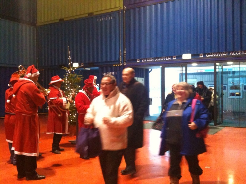 Santa(s?) greet passengers in Hamburg.