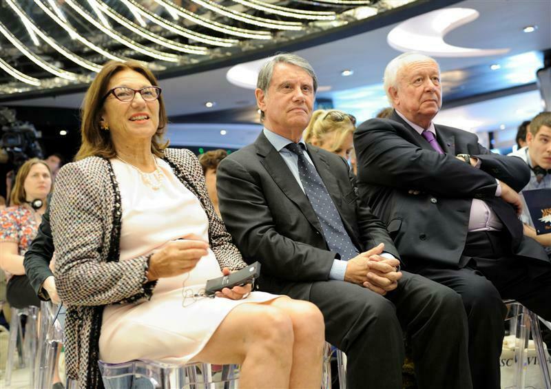 From left to right: Madame Dominique Vlasto, Deputy Mayor of Marseille, Gianluigi Aponte, President of MSC, Jean-Claude Gaudin, Mayor of Marseille.