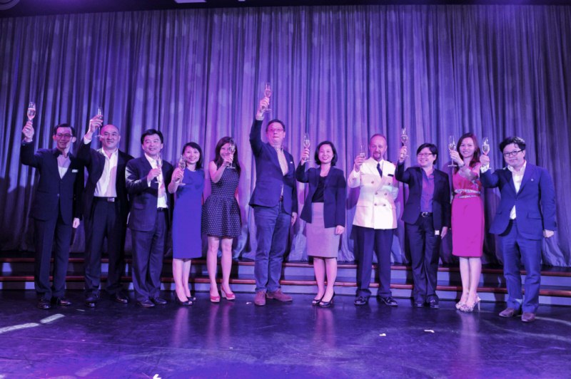 Mr. David Chua (middle), President, Genting Hong Kong; Ms Ong Huey Hong (fifth from right), Director of Cruise, Singapore Tourism Board; and Ms. Christine Siaw (third from right), CEO of Singapore Cruise Centre joined Star Cruises senior management in a toast at the welcome ceremony that celebrates the maiden call of SuperStar Gemini in Singapore, HarbourFront Terminal. 
