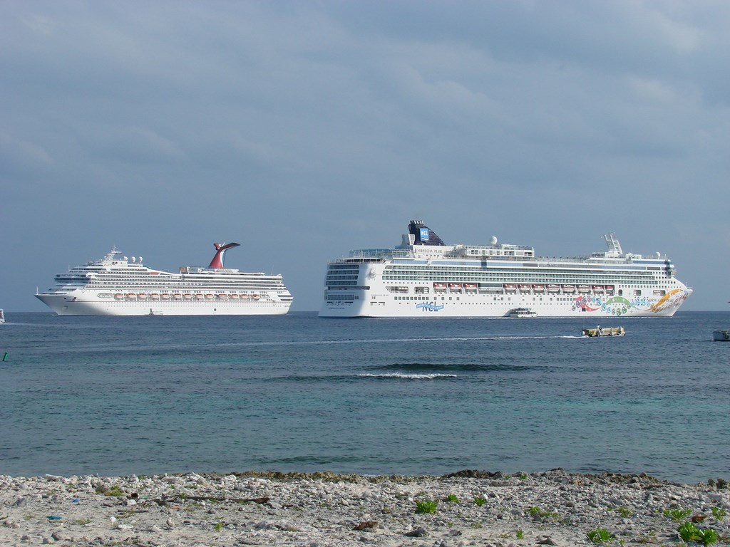 Ships tendering in the Caymans. (photo: Sergio Ferreira)