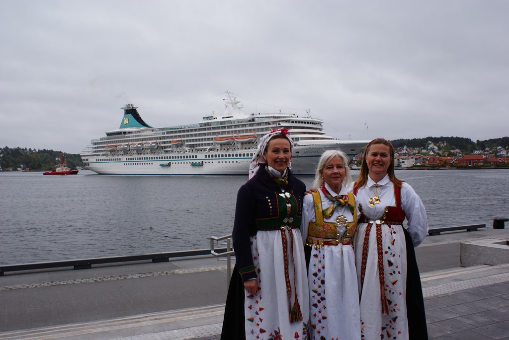 Getting ready to welcome the Artania in Arendal.