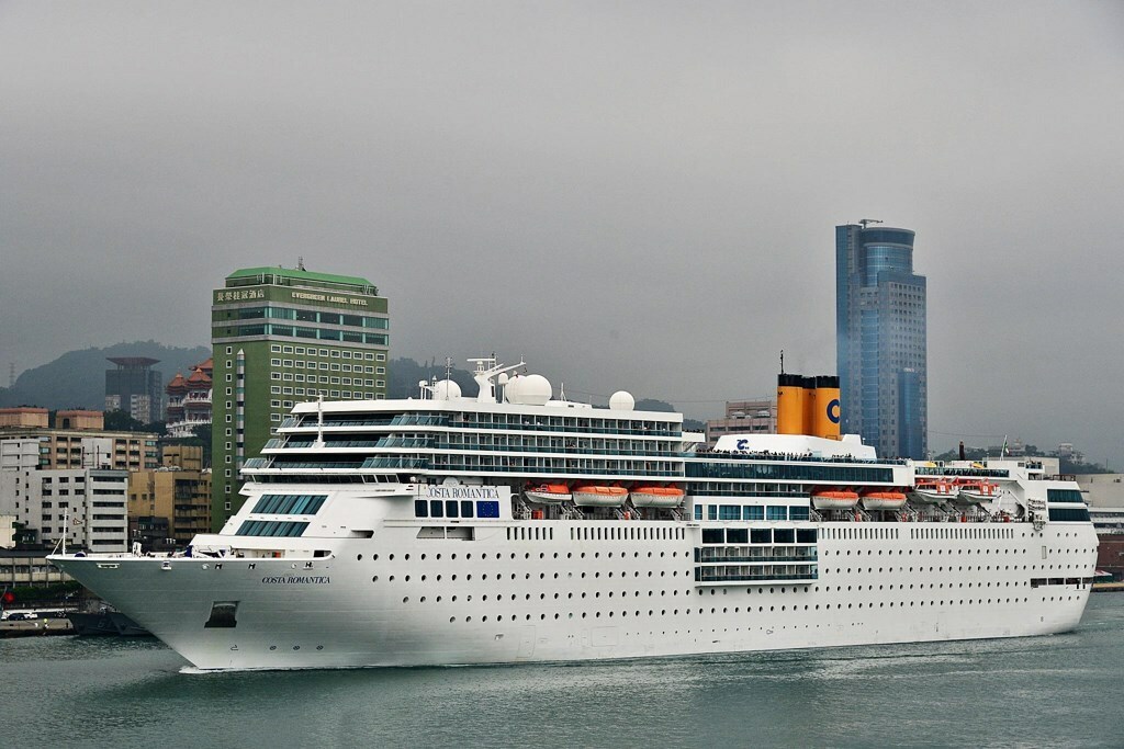 Costa neoRomantica in Hong Kong
