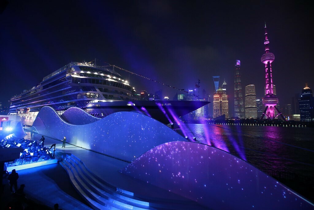 Viking’s World Cruise guests and international dignitaries were treated to a high-tech show and musical concert on the waterfront that paid tribute to the special friendship between Norway and Chin