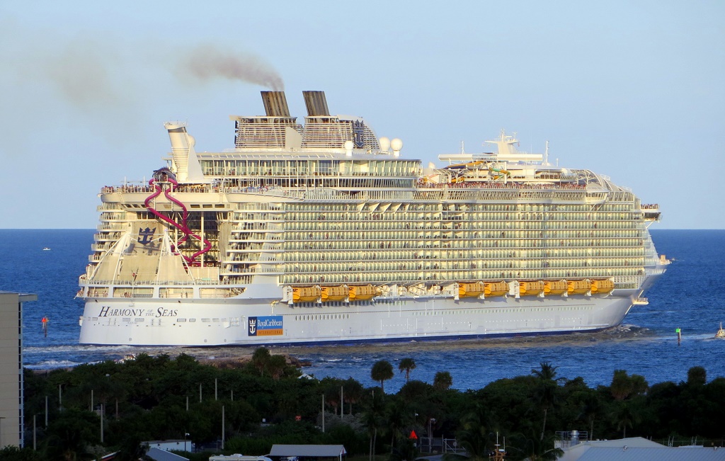 Harmony of the Seas outbound from Port Everglades