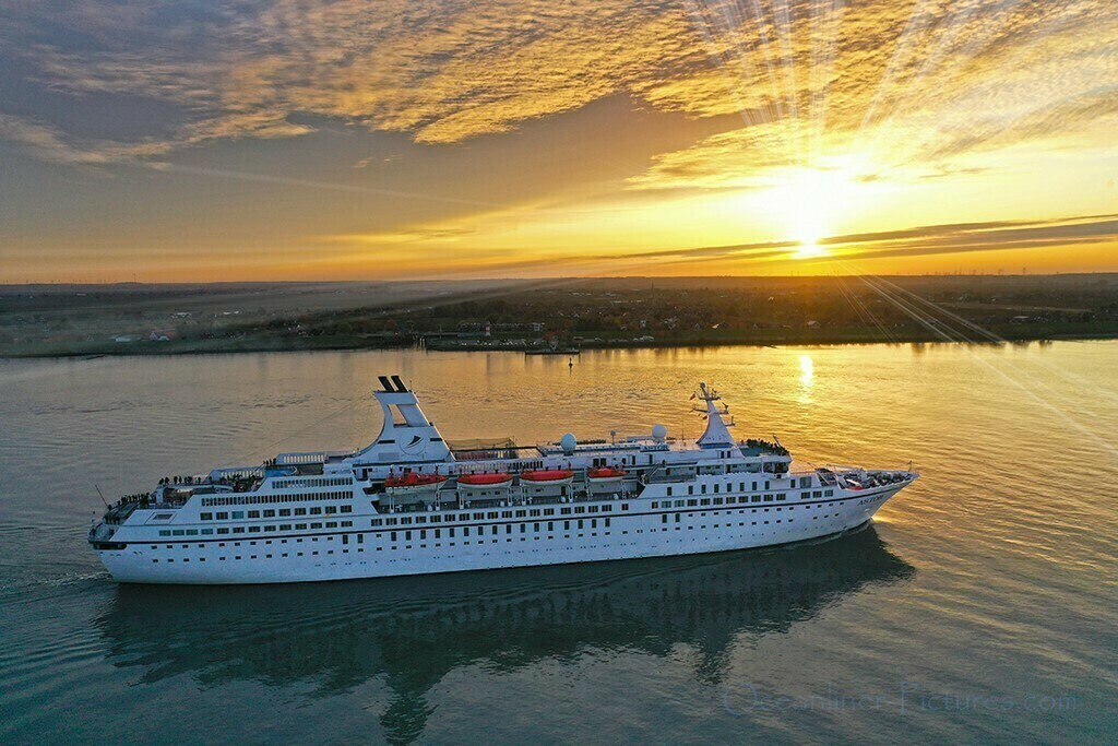 MS Astor im Sonnenuntergang auf der Elbe